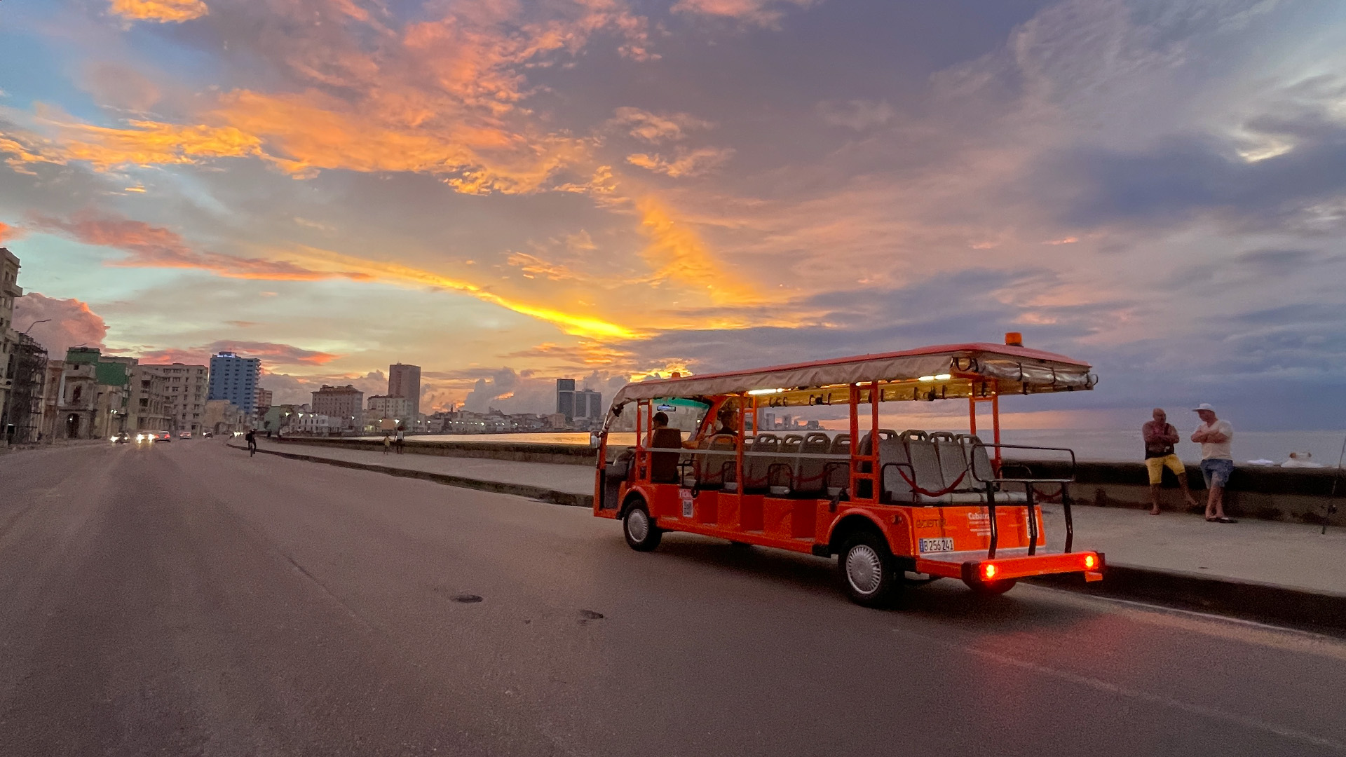 Couple enjoying Cuba sunset tour on the Malecón